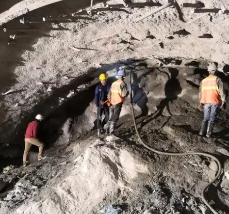 新田隧道拱顶带模注浆料，微膨胀注浆料的特点及施工工艺